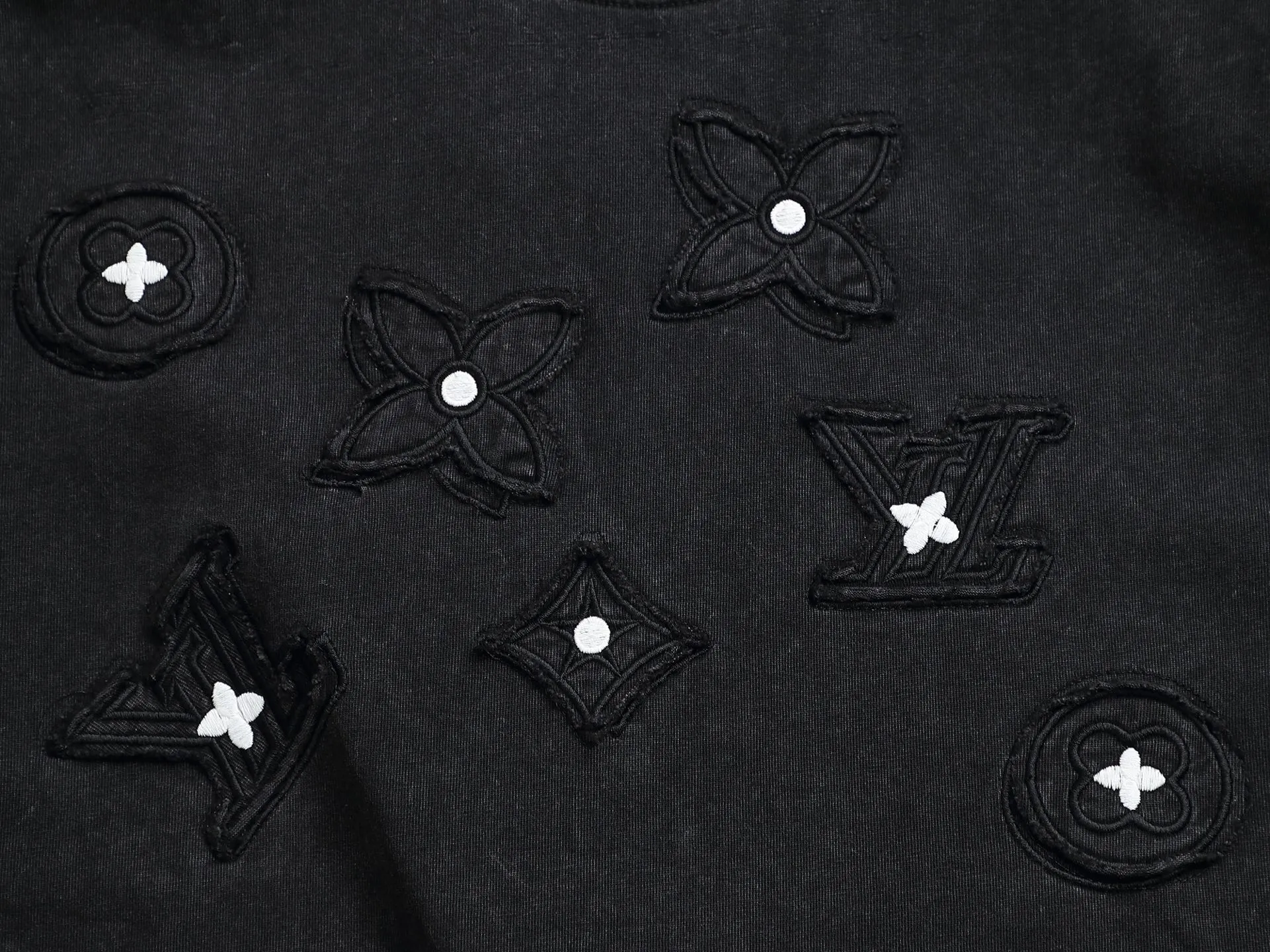 🅿️230 𝗟𝗼𝘂𝗶𝘀 𝗩𝘂𝗶𝘁𝘁𝗼𝗻/LV Louis Vuitton classic presbyopic LOGO patch embroidery🪡 logo 300g round neck heavy industry logo brand short sleeves official synchronization 1:1 original model opening fashion personality versatile trend pure original quality original washed fabric Hang tag Collar label Washed wheat Complete with three labels Color: white. Washed black Size: 𝐒-𝐗𝐋